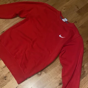 Röd Nike Sweatshirt  - Säljer min röda långärmad Nike tröja 😌
