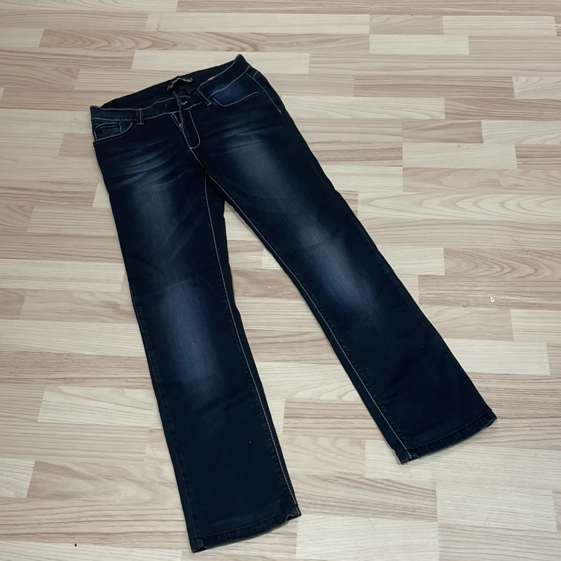 Mörkblå jeans från ANG - 90
