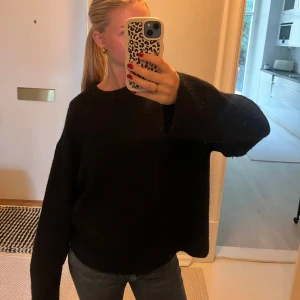 Stickad tröja  - Svart stickad tröja från Gina, crew den populära. Svart färg och väldigt bra skick