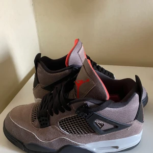 Jordan 4 - Brun och röd Jordan 4, fråga gärna om mer bilder 