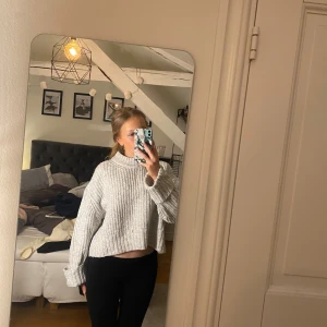 Grå stickad tröja - Jättevarm och skön stickad tröja från ginatricot. Använd ett fåtal gånger slutade använda för att den inte riktigt är min storlek. Perfekt för kyliga novemberdagar. Skriv gärna med frågor🩷