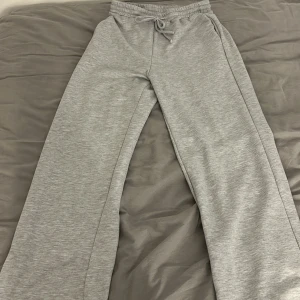 Mjukis byxor  - Baggy mjukis byxor. Har använt kanske tre gånger.