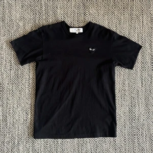 Cdg play t shirt - Tjena säljer nu denna feta tishan nypris runt 1000kr, hör av er med frågor!