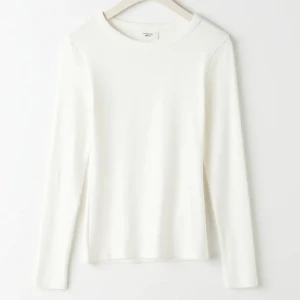 Tröja - Ribbad tröja från Gina tricot som är helt ny och oanvänd, säljer även samma i svart❤️ perfekt basplagg att ha i garderoben!