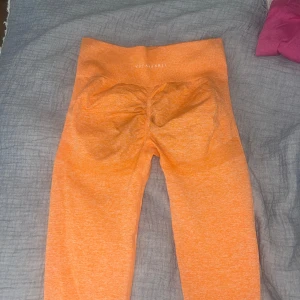 V3 apparel tights  - Säljer både dessa orangea och blå/grå tränningstightsen. Använder inte dom så mycket längre men dom är i nyskick. Märket är från Storbritannien så blev ganska dyr tull när jag köpte dom. Säljer för 300 styck🥰