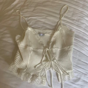 Zara sommarlinne - Super fint sommarlinne från Zara med spets och broderier och nästan helt oanvänt! Skriv för fler bilder 