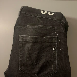 Dondup Jeans - Tjena! Säljer ett par rikigt feta Dondup jeans i svart färg med snygga slitningar och detaljer. Skick skulle jag säga är 8/10. Tveka inte att höra av dig vid minsta fundering.