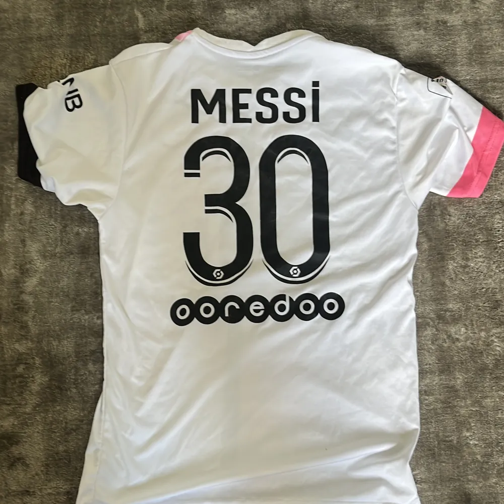 Messi Psg: strl 164 Haaland city: strl 170 Messi Miami: strl 170 Tröjorna är i bra skick och är hyfsat nya.  Pris för alla tre 250kr annars kostar de 100kr styck. Sportswear.