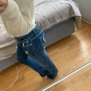 jeans!! - jätte coola jeans me paljetter hjälper min syster att sälja de. säljs pga att de inte kommer till nån andvämdning.