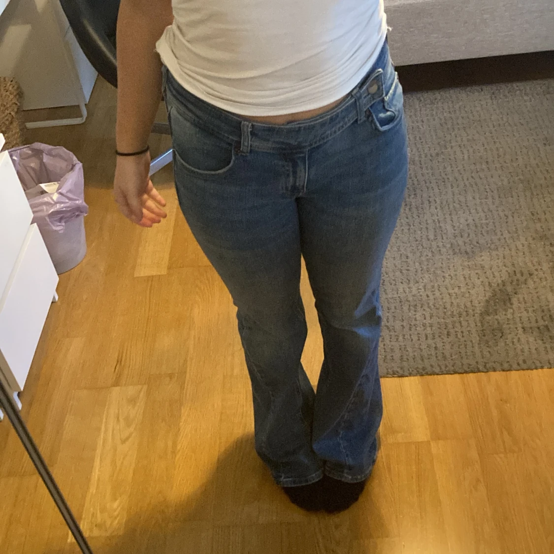 Blå jeans med bootcut