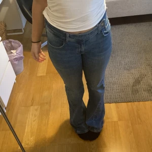 Blå jeans med bootcut - Säljer ett par skit snygga blå jeans med bootcut. De har en låg midja och klassisk femficksdesign. Perfekta för en avslappnad vardagslook!