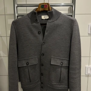 Valstar jacka - Väldigt snygg jacka från Valstar, kvitto har jag på mailen och tror nypris var runt 8900kr när jag köpte den. Inga defekter, 10/10 skick