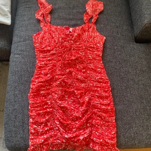 Röd klänning - Röd kortare klänning från kiss the sky!