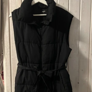  Väst från bikbok - Bäst från Bikbok i storlek xs Passar mig som brukar vara S-M Inga skador eller hål