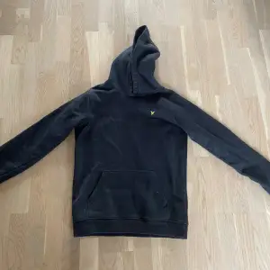 Säljer en svart hoodie från Lyle & Scott i storlek 14/15 år( ungefär S) använd sparsamt. har en lite vit fläck på fickan men kan gå bort i tvätten.