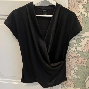 Fin topp - Snygg blus i två olika material. 