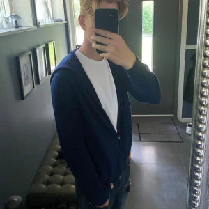 Kashmir hoodie - En riktig fet Kashmir hoodie i väldigt bra skick!✅| Tröjan är i från märket Charles Tyrwhitt.👕| materialet består av Kashmir och ull🧶| Jag på bilden är ca 182cm| Hör av er vid mer frågor!🙌