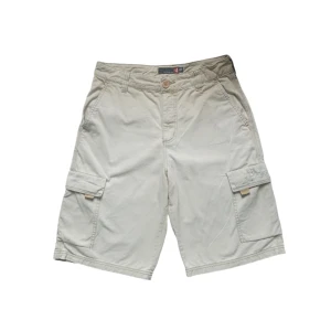 Quicksilver cargo jorts - 🛍️Baggy cargo quicksilver jorts med fet design o feta fickor 🛍️.  🃏Dma så kan ja stryka dom o skicka bättre bilder ifall du är intresserad i att köpa👍🌍  Dma också för mått