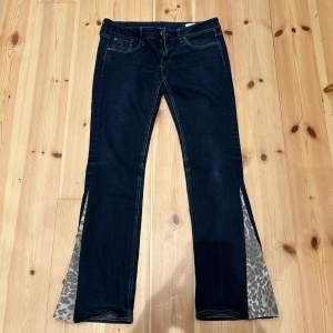 Säljer dessa low waist bootcut jeans från g-star raw, utsydda med leopard-tyg💘Midjemåttet rakt över är ca 41cm💘