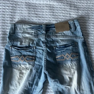 Snygga jeans - Snygga ljusblåa raka jeans som är lågmidjade/midrise. Skriv om ni har några frågor!❤️