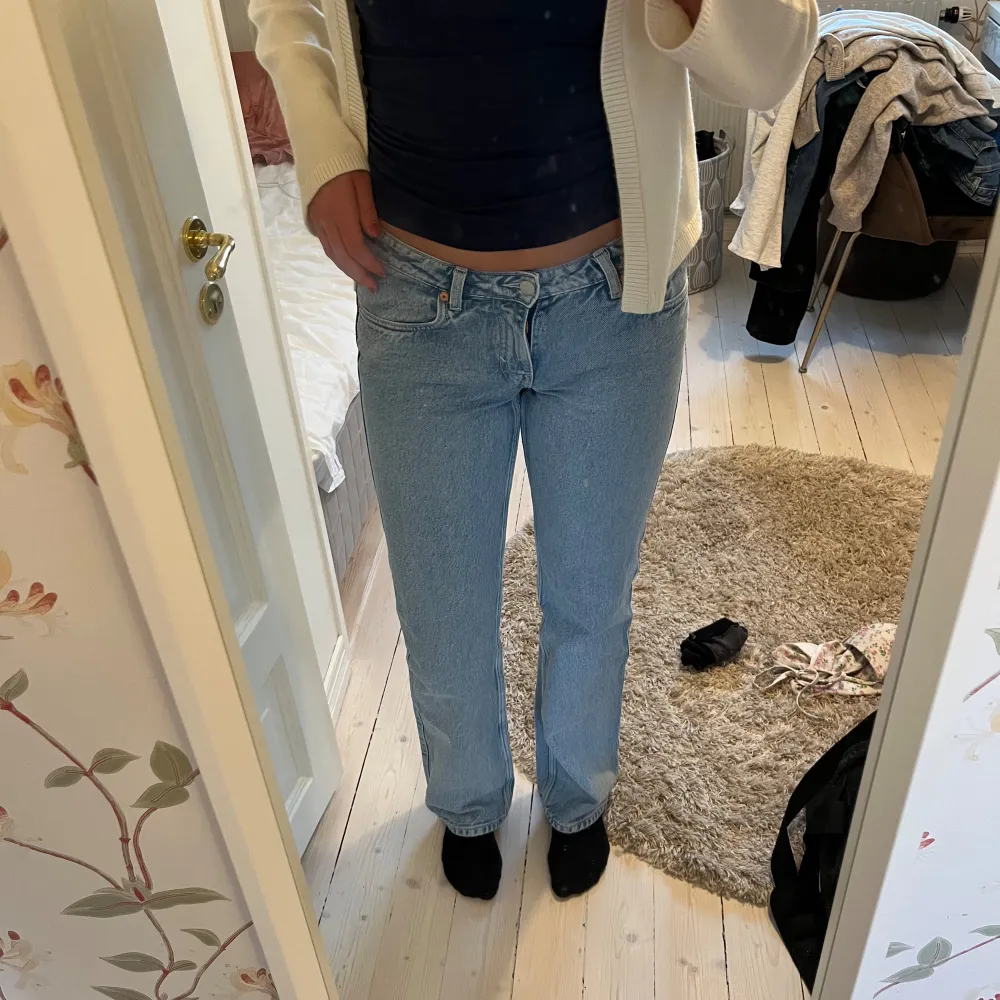 Skit snygga ljusblå jeans som tyvärr har blivit för små. Storlek 27/34, perfekt längd på mig som är 172. Kostar 600 från början men säljer för 350❤️ tveka inte att höra av dig om det är några frågor❤️ säljer även i svart och grå. Jeans & Byxor.