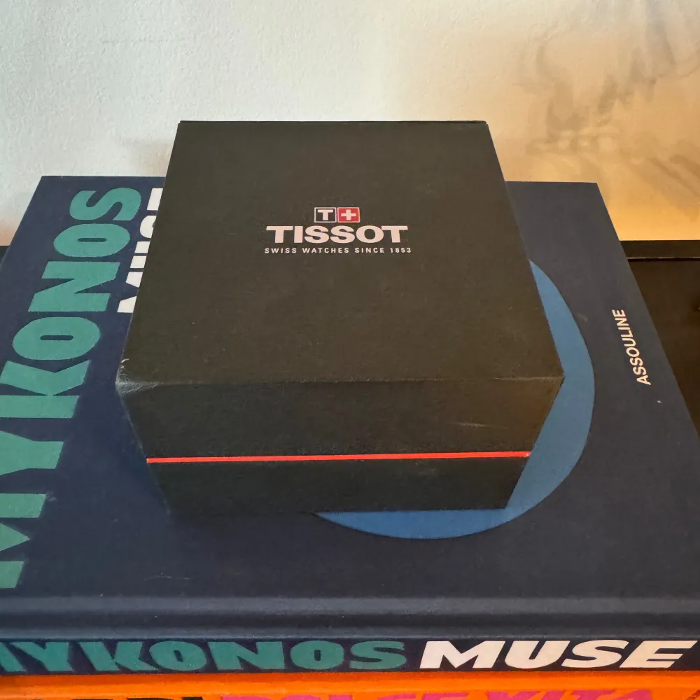 En sjukt snygg Tissot klocka värd 5295kr, köpt på gallerian i Stockholm och kan tänka mig sälja den för 3600kr. Uret lyser i mörkret så att man kan se tiden fastän det är mörkt ute. Klockan är också i fint skick och jag har extra länkar🔥🔥. Accessoarer.