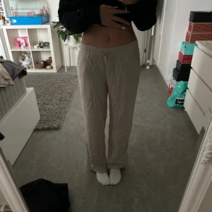 Beige linnebyxor  - Aldrig använda, säljer då de jag inte gillar hur korta de är på mig, jag är 165, köpa från barnavdelning storlek 160, skriv gärna för frågor 💗