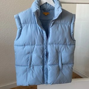 Väst  - Väst köpt från ginatrico, alldrig använd, helt ny, säljer den för den är för stor, bra till hösten då den är tjock och håller en varm 💙 Stolek: 146/152 ( den är stor i stolek så förlita er inte på storleken)  Färg:blå 