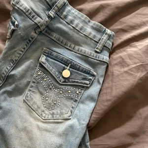 jeans  - ljus blåa jeans, jätte fina men använder ej. 