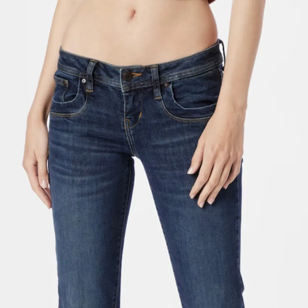 Säljer dessa lågmidjade snygga bootcut jeans från LTB som är i nyskick endast testade. Säljer pga att de inte passade, köpta för 1139 kr och pris kan diskuteras. Men de är ofta slutsålda så svåra att få tag på, hör av er om ni har frågor!!. Jeans & Byxor.