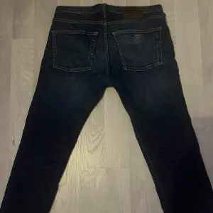 Säljer nu mina armani jeans då jag har växt ur dom. Storleken är W32, L32, Jeans formen är regular, PM för mer info, bilder ℹ️  