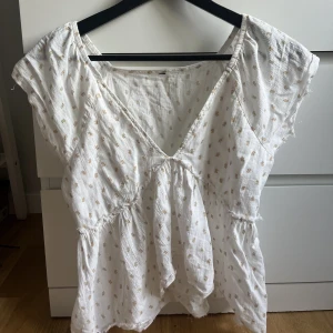 Topp Hm - Säljer denna slutsålda topp från hm då jag inte längre använder den, den är väl använd i somras men fortfarande bra skick!