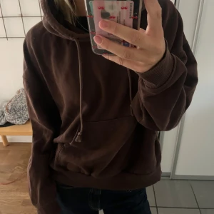 Hoodie - Säljer denna bruna hoodie🤎🤎🤎