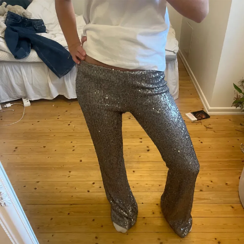 Skit snygga byxor från hm med glitter/paljetter💕✌️köpta här på plick för 400kr men aldrig använda . Jeans & Byxor.