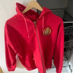Supreme zip hoddie  - En röd zip hoddie som kommer från märket Supreme. Storlek L på denna också. Pris kan diskuteras.
