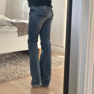 Från Cross Jeans i storlek W27/L32, skulle säga att de pssar XS. Litta nötta längst ned vilken man kan se på bild 4, annars i superfint skick! Den korrekta nyansen på jeansen är i bild 2&4. Hör av er om ni har några funderingar🫶