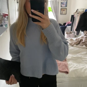 Blå stickad tröja  - Tröja från & other stories. Storlek S💗