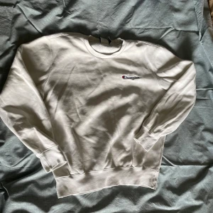 Hoodies och Sweatshirts - Svart cash only zip up hoodie Vit Champions sweatshirt  Blå butter half zip. Allt är använd men i bra skick Pris varierar från tröja till tröja men skriv så kan vi komma överens vid pris. BILIGARE VID KÖP UTAV FLER TRÖJOR 