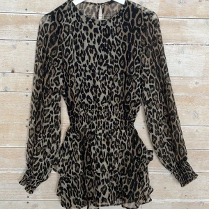 Leopardmönstrad klänning - Säljer nu min ursnygga leopardmönstrade Volangklänning som tyvärr inte kommer till användning för mig🐆 (ops, omsydd av mig lite kortare. Passar perfekt i längd för mig som är 160cm)