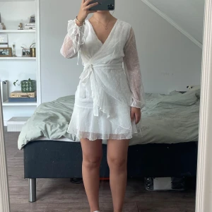 Vit omlottklänning från Dennis Maglic - Superfin klänning från Dennis Maglic. Jag skulle säga att den är normal i storleken och för referens är jag 167 cm. Frakt tillkommer❣️