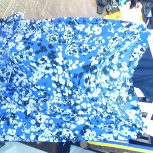 Fin sommar kjol som är för stor för mig helt oanvänd köppt för 300 och säljer den för 100kr - En lång kjol med både knäppning och knytning 