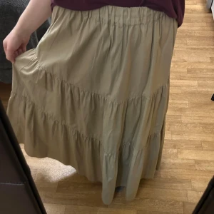 Beige kjol - Säljer den här underbara kjolen från Gina Tricot i underbart skick. 