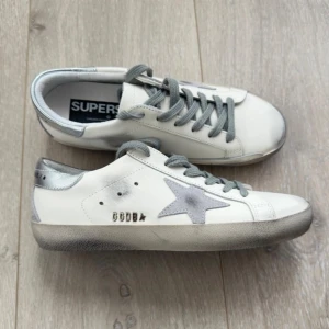 Golden goose - Säljer mina oanvända golden goose sneakers då jag ej har använt de. Jag har tyvärr ej kvitto med för ja fick de i present, De är äkta!  Original pris 5000kr men säljer de billigare pga inget kvitto.