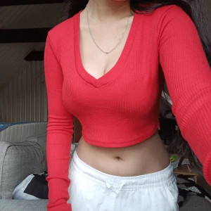 Röd långärmad topp - Säljer denna croppade röda tröjan från Urban outfitters. Pris kan diskuteras 💕