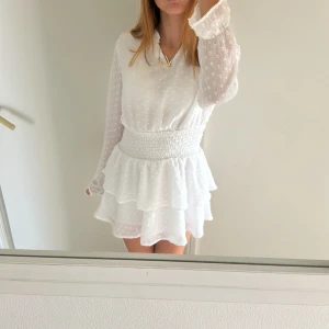 Vit klänning ! - JÄTTE snygg vit klänning från Gina Young !! Säljer för den blivit för liten.. har använt en gång tidigare! Den är i topp skick hör av er för intresse och prisförslag!❣️❣️
