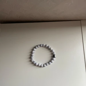 Pärl armband - Har haft den i 2månader den ser ut som ny. Original pris:150kr 