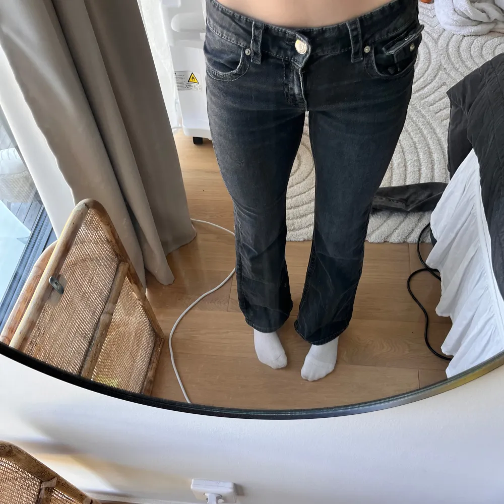 Säljer mina Gina Young flare pocket jeans❤️De är low waist bootcut jeans. De har justerbara resorer i midjan. säljer pga de har blivit för korta för mig! Skriv för frågor eller bilder❤️. Jeans & Byxor.