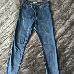 Blå skinny jeans - Blå skinny jeans från Cubus. De är i storlek L/32 och har en klassisk femficksdesign. Mycket fint skick