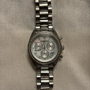 Armani klocka  - Batteri behöver bytas 