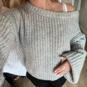 Stickad tröja - Grå stickad tröja perfekt till hösten! Strl S från NA-KD och knappt andvänd.